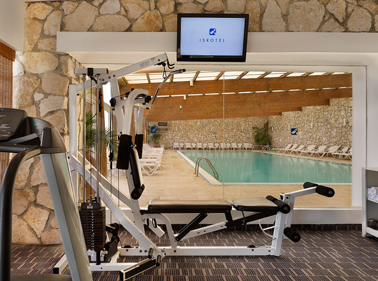 פינת כושר נוף לבריכה ישרוטל פונדק רמון