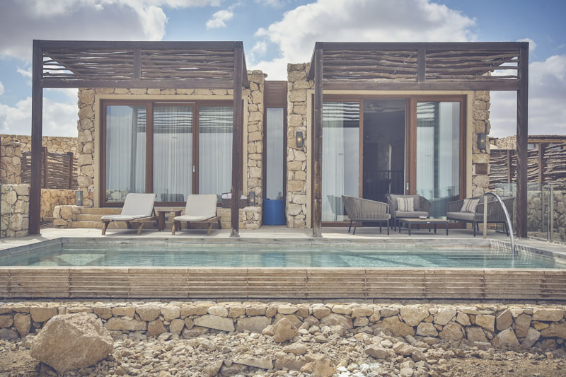 בראשית חדר עם בריכה