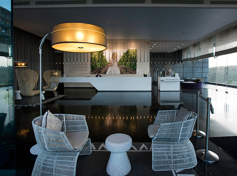 עמדת קבלה במלון כרמים