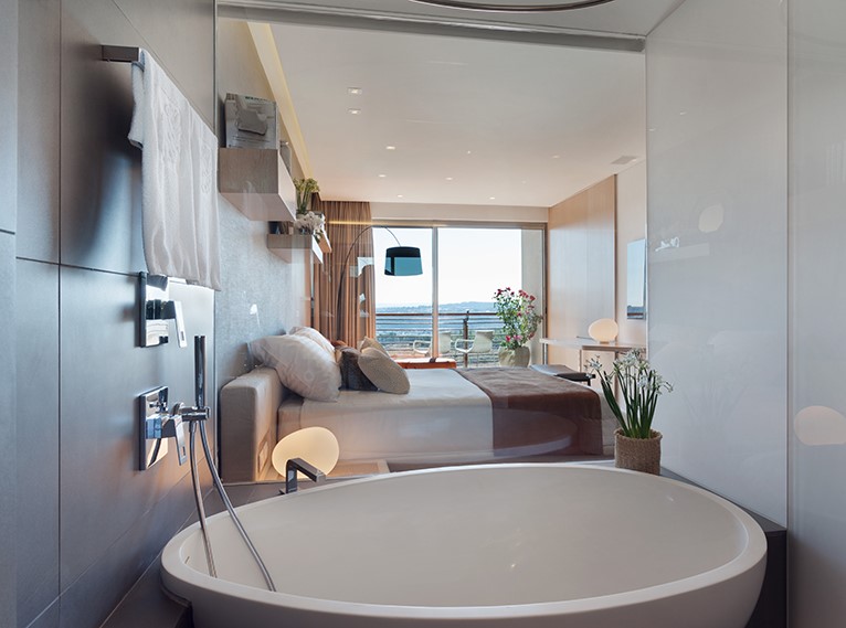 מקלחת במלון כרמים