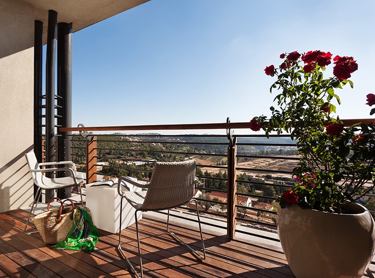 מרפסת עם נוף מלון כרמים