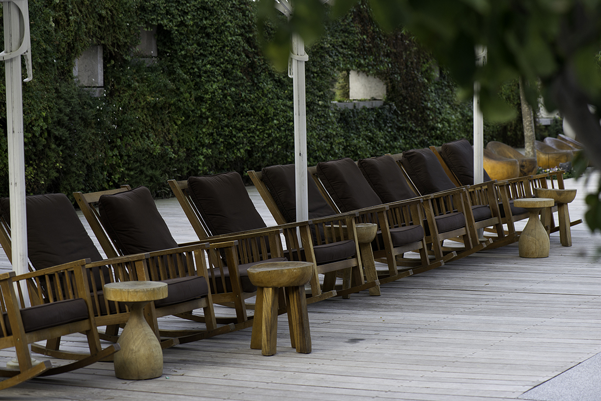 כיסאות איזור חיצוני מלון כרמים