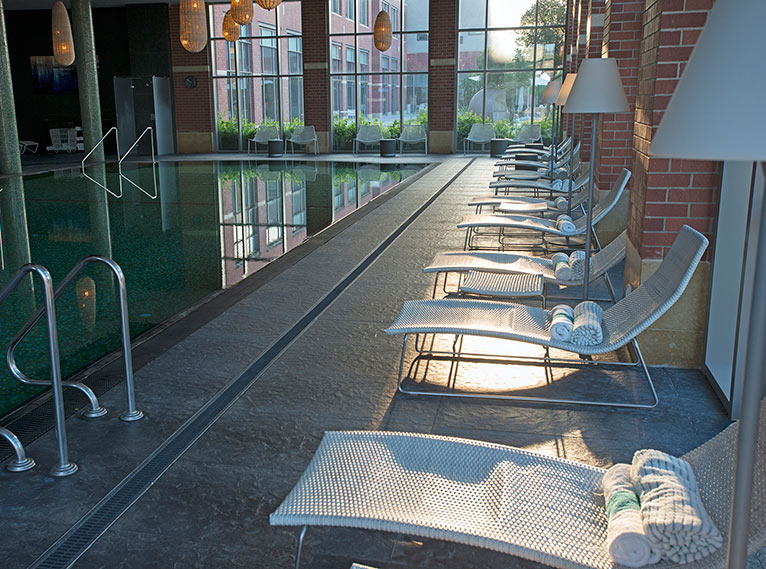 מיטות שיזוף בריכה פנימית במלון כרמים