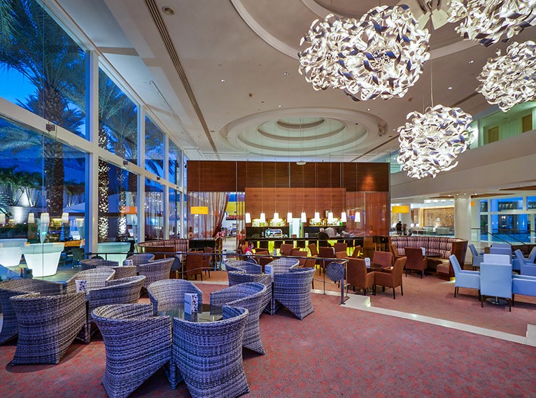 ישרוטל המלח מסעדת המלון אורות בערב ראשית