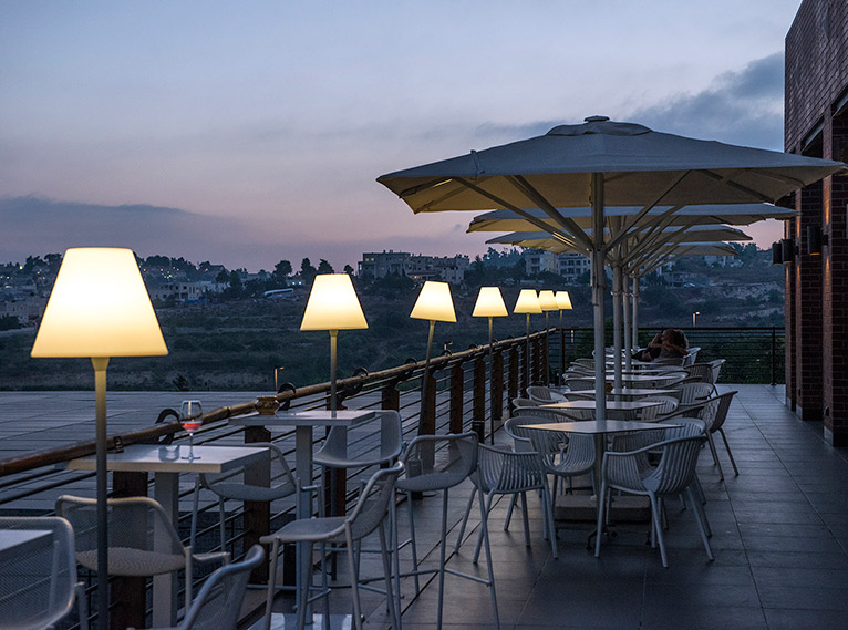 שקיעה במסעדה במלון כרמים