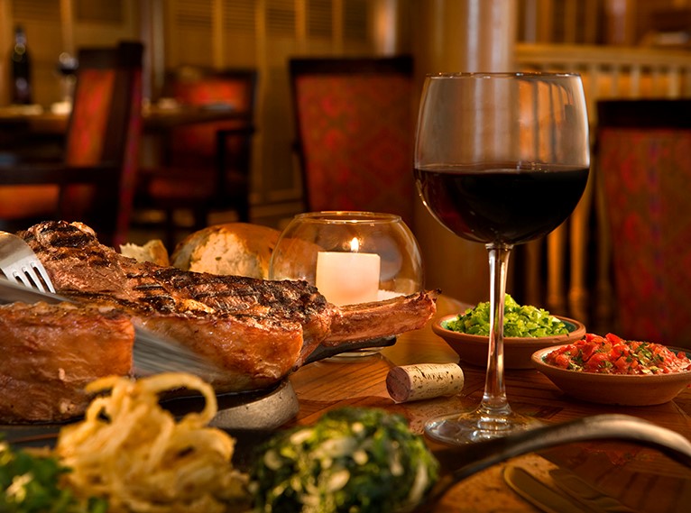 כוס יין, סלטים ומנת בשר במסעדת ראנץ האוס ברויאל ביץ' אילת