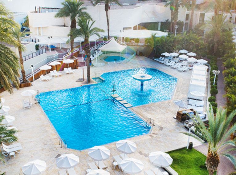 בריכת מלון ישרוטל ריביירה 56