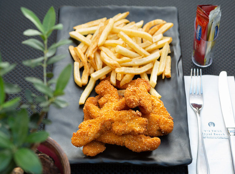 שניצל וצ'יפס צ'יל אאוט רויאל ביץ' אילת