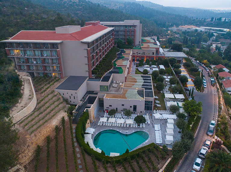 תמונת רחפן מלון כרמים ובריכה