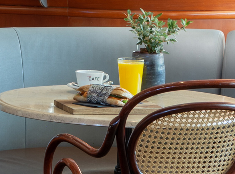 מיץ תפוזים במסעדת ICAFE