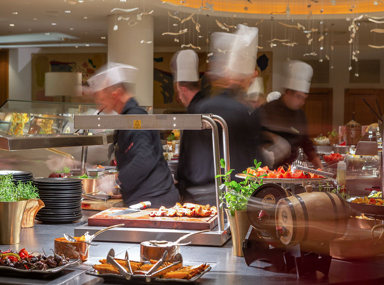 שפים מכינים אוכל ברויאל ביץ' אילת