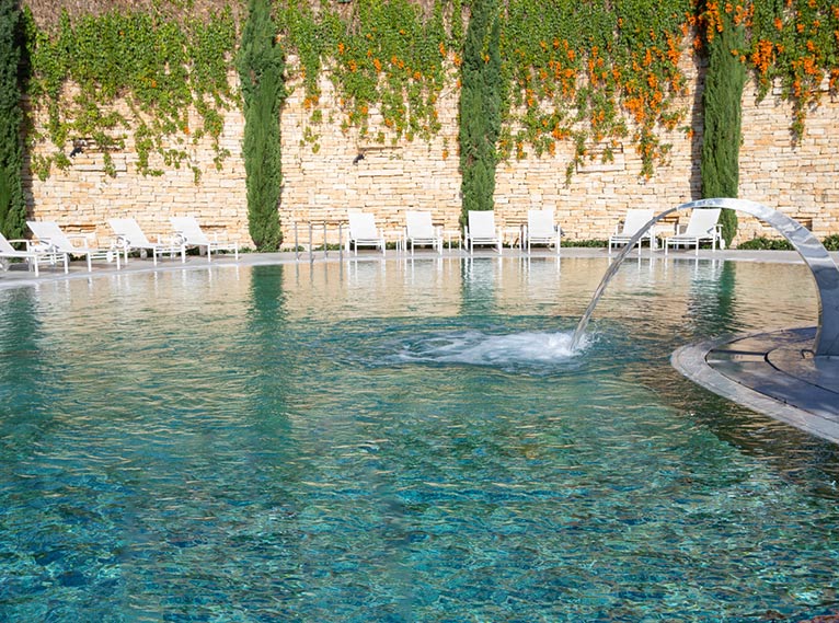 בריכה חיצונית מלון כרמים
