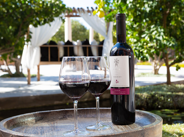 בקבוק יין בכרמים