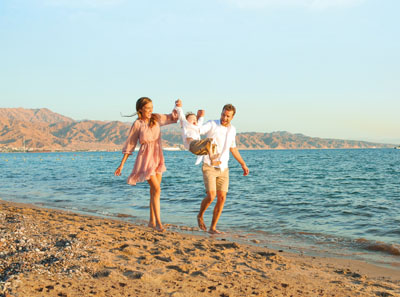 משפחה הולכת על חול הים